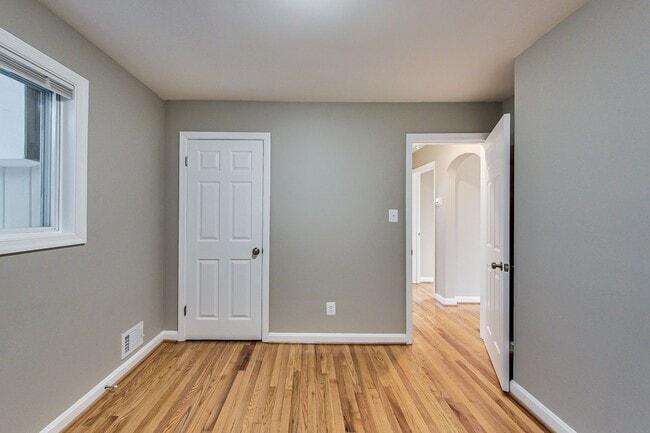 Building Photo - Spacious 3BR/2BA Rambler with Heated Sun-room and Slate Patio!