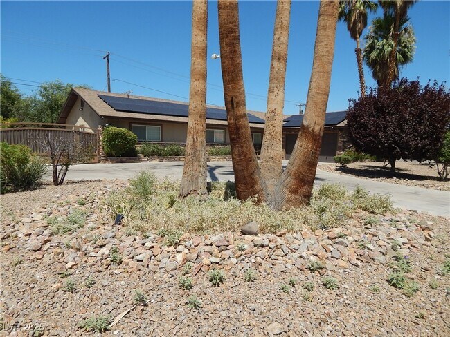 Building Photo - 2712 W Oakey Blvd