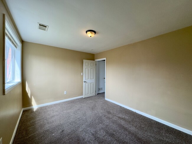 Building Photo - For Rent: Comfortable Living at 6414 Faird...