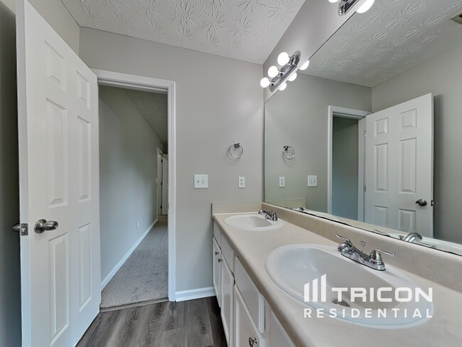 Building Photo - 7684 Pond View Ln