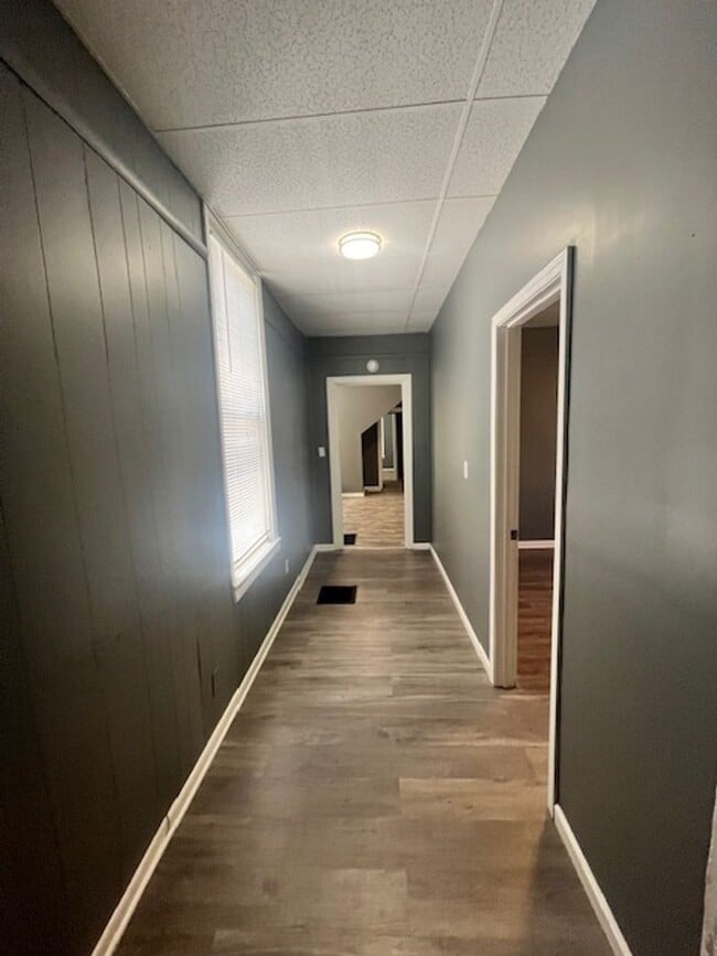 Building Photo - Large 5BR/2Ba House- Close to U of L Leasing Special- sign lease by 6/15/2026 and second month is...