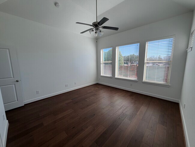 Building Photo - 1115 Sunset Ln