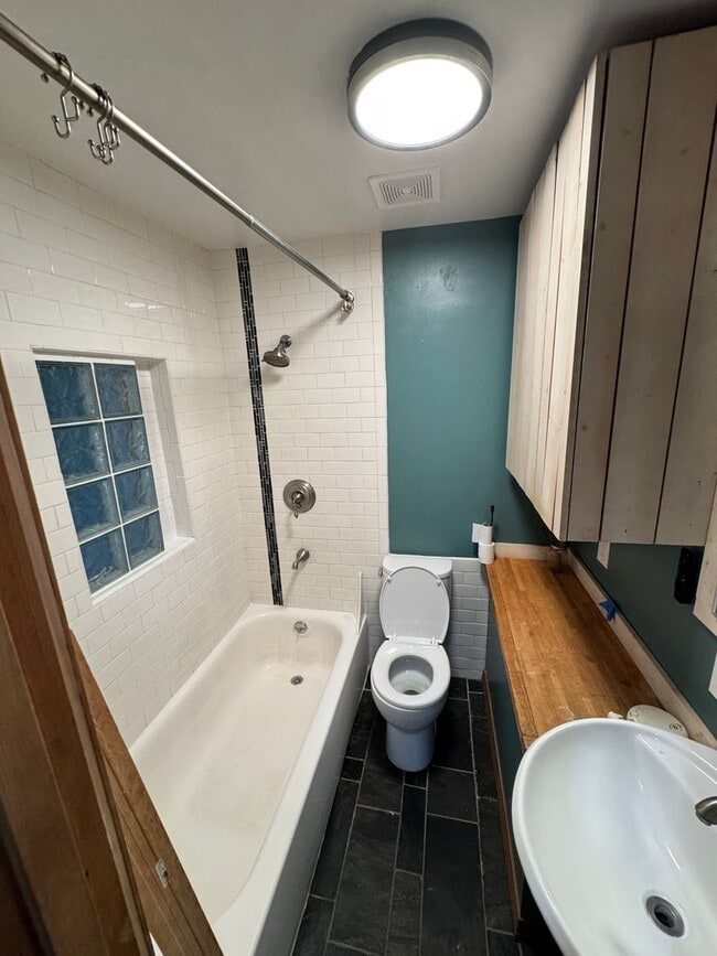 Building Photo - Eclectic Portland Home with Modern Touches...