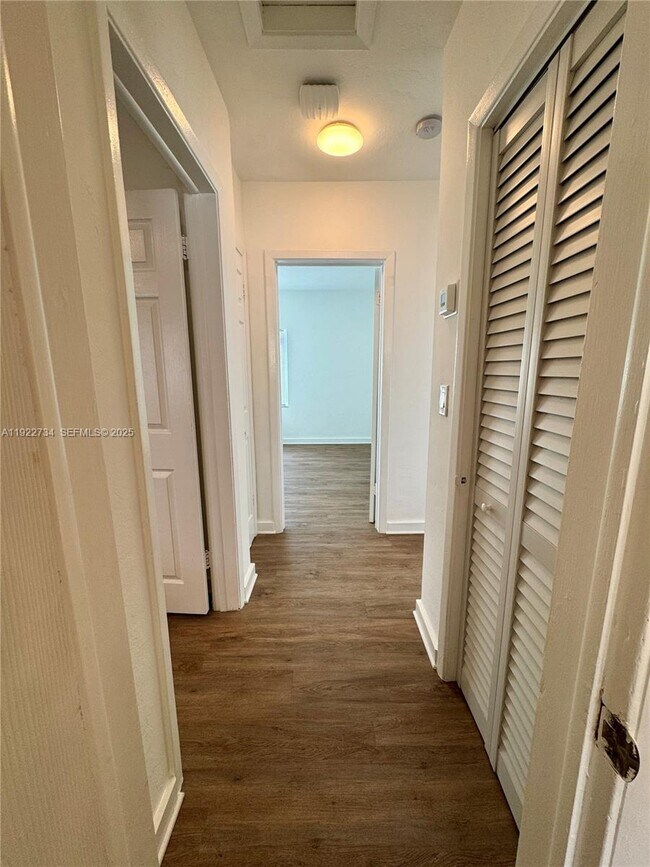 Building Photo - 1215 NE 109th St