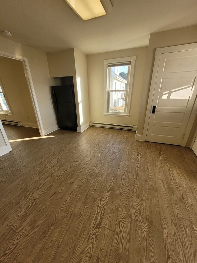 Building Photo - 984 W Main St