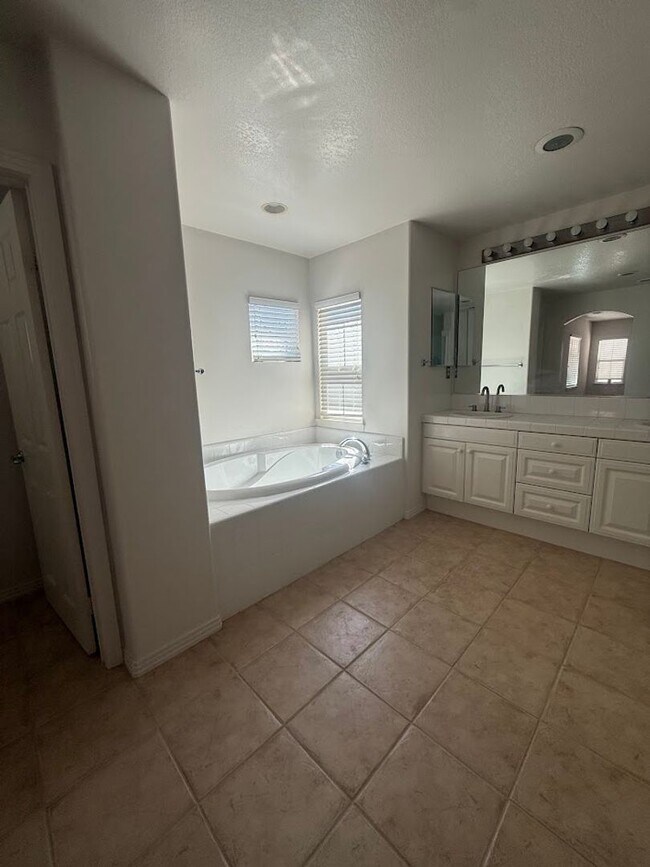 Building Photo - 2889 Plaza del Amo