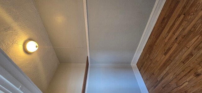 Building Photo - 3412 W Montrose Ave