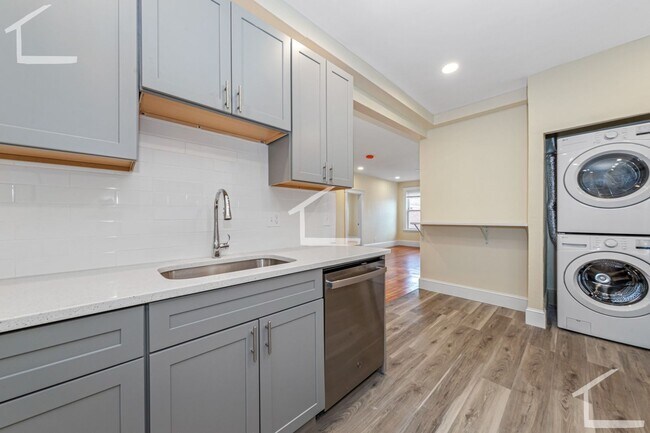 Building Photo - Porch Side