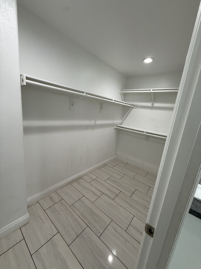 Building Photo - New Gas Range & Refrigerator.  Spacious rooms, private yard and RV parking.  Must see - Won't las...