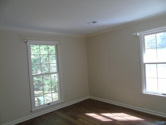 Building Photo - 3317 Lookout Dr SE