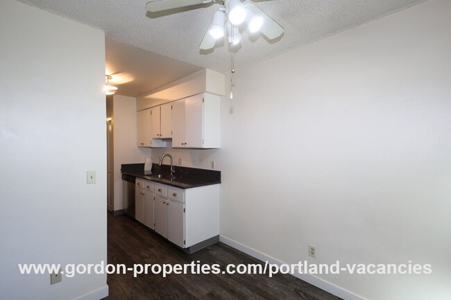 Building Photo - $1,395.00 - NE Fremont St - 2 bedroom cond...