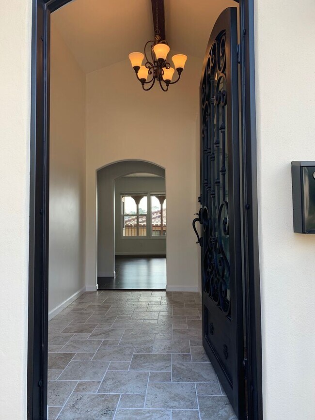 Building Photo - 4740 Hillcrest Ave