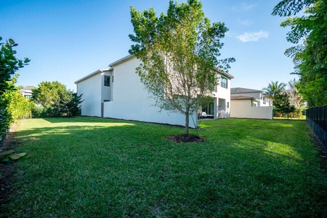 Building Photo - 17081 Five Waters Ave