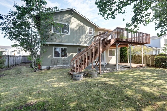 Building Photo - Immaculate, Sunny and Bright 4 Bedroom/2.5...