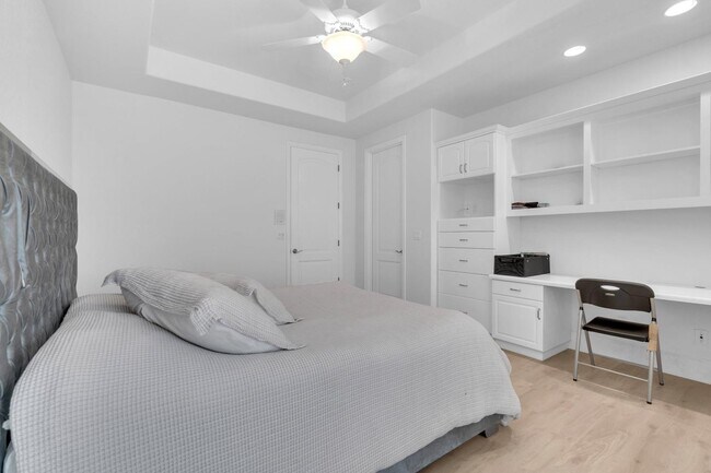 Building Photo - 1103 E Newhall Dr