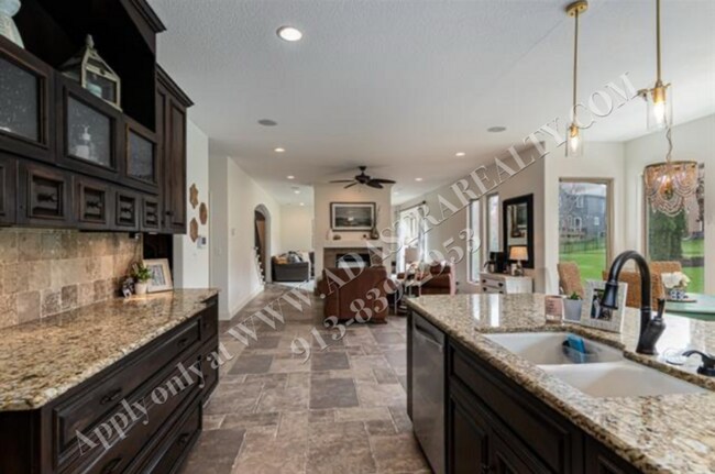 Building Photo - Gorgeous 5 Bed 5 Bath Home in Olathe-Comin...