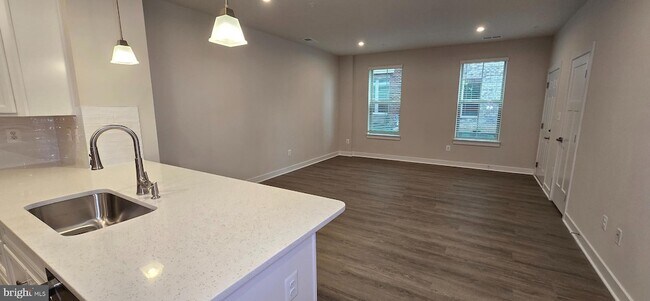 Building Photo - 2542 -A Verona Pl