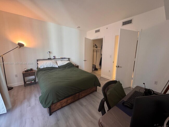 Building Photo - 1010 SW 2nd Ave