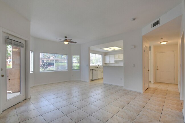 Building Photo - Beautiful 2BR / 2BA Renovated / Modern Con...