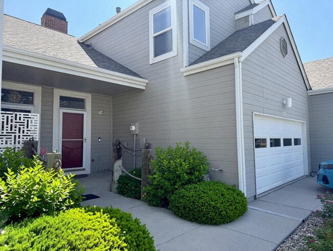 Building Photo - Lakeside 3 Bed/2.5 Bath Townhome in Gateway Community! Quiet, Scenic Living in The Heart Of Denver!