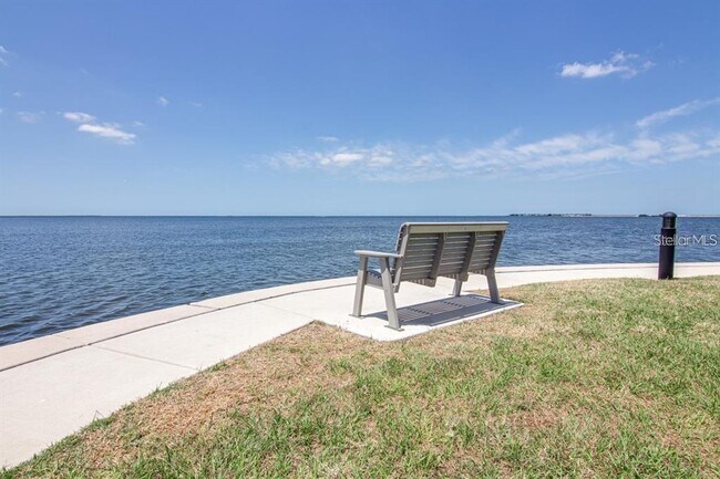 Building Photo - 17 Windrush Bay Dr