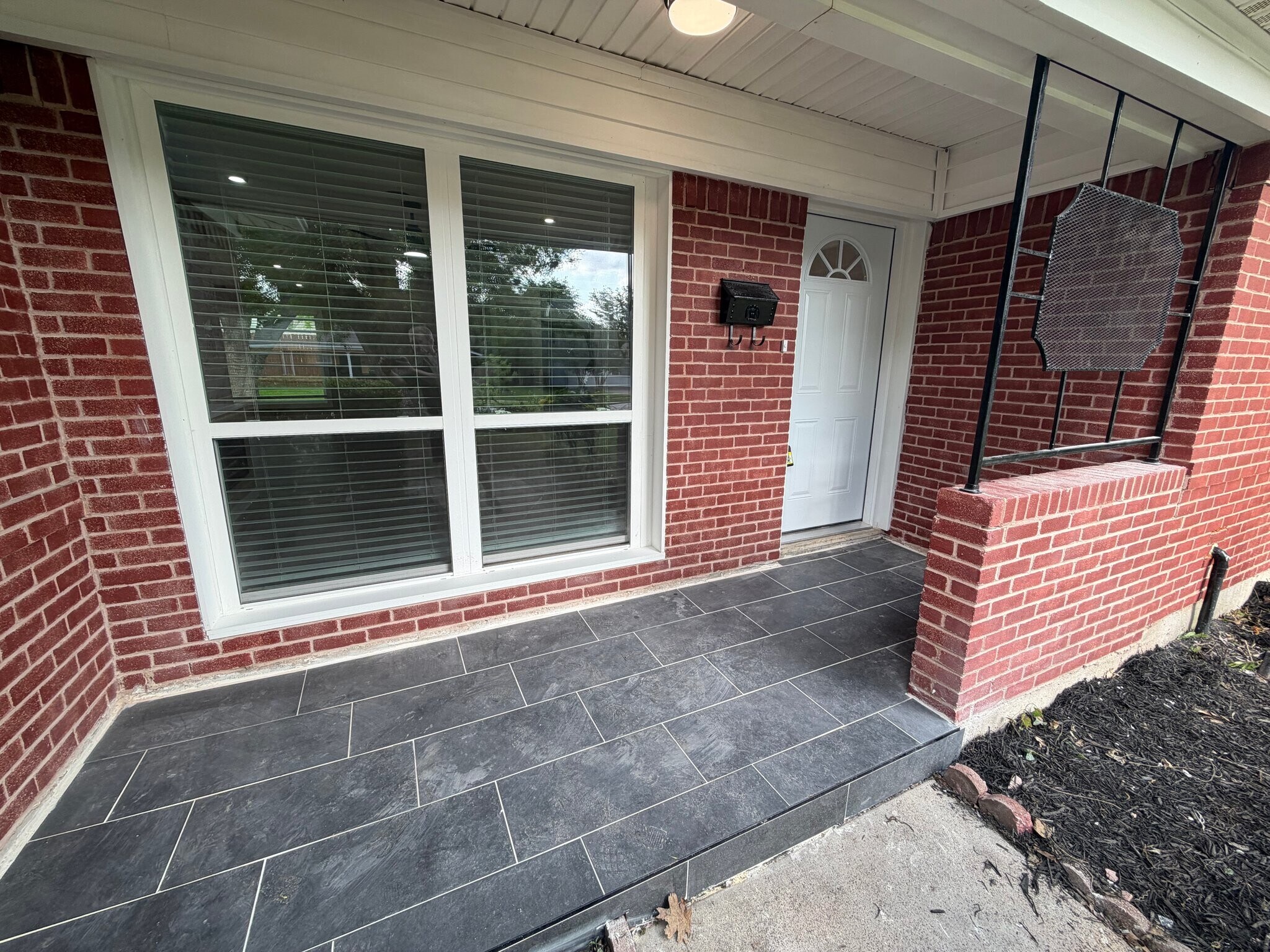 Building Photo - 302 N Cottonwood Dr