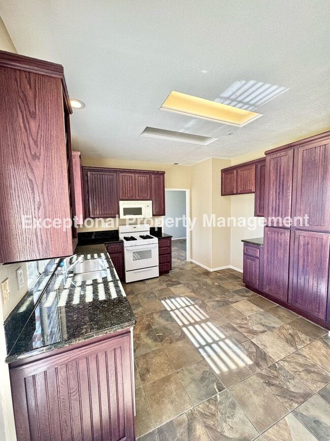 Building Photo - Ready to move in 3 bed 3 bath home