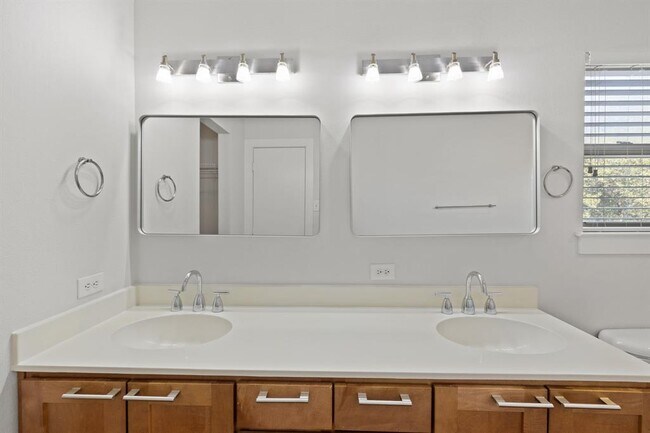 Building Photo - 2304 Rain Water Dr