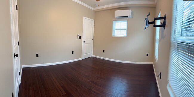 Building Photo - 4738 Hillcrest Ave