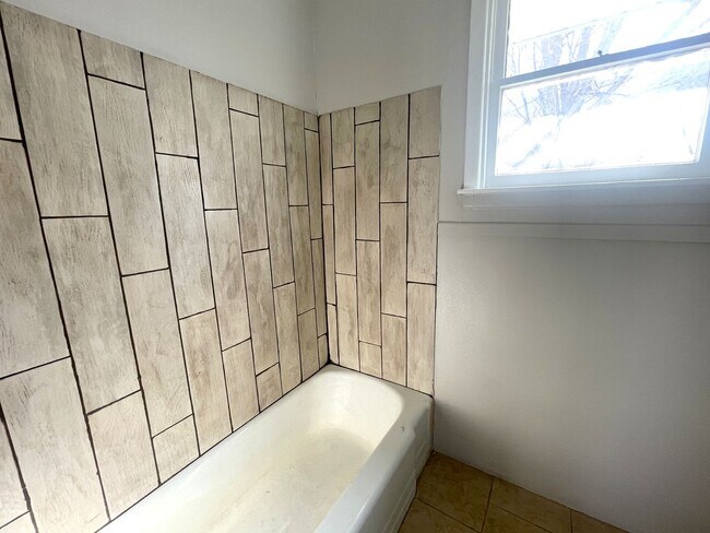 Building Photo - 1700 S Lincoln St