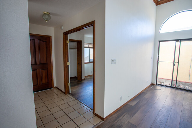 Building Photo - 10513 Camino Del Oso NE