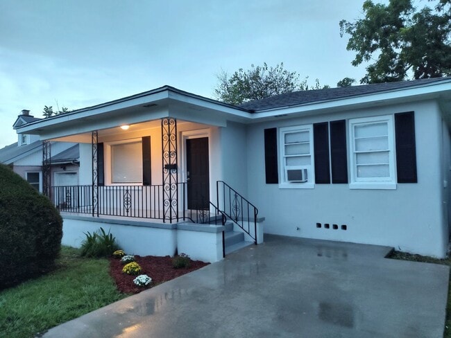 Building Photo - Large 3BR/2BA Near Downtown Savannah Home For Rent