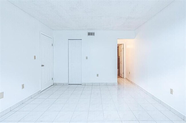 Building Photo - 1470 W 41st St