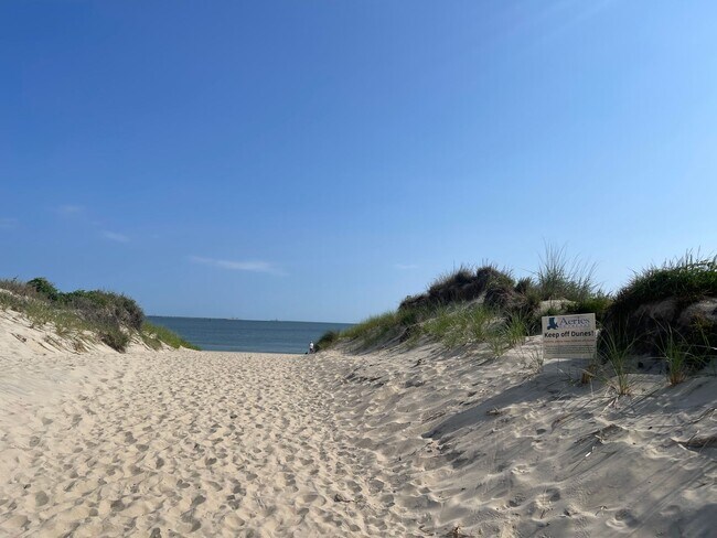 Building Photo - AWESOME TOWN HOME STEPS AWAY FROM BEACH ACCESS
