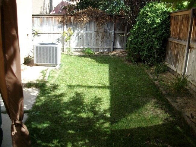 Building Photo - Well maintained 3 bedroom, 2-1/2 bath, 2-car garage $2400.00