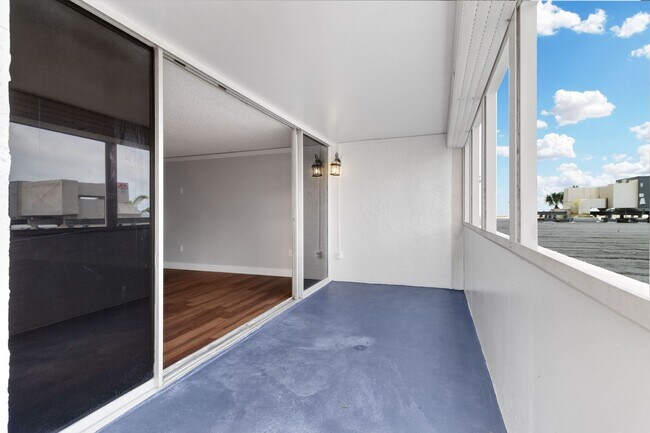 Building Photo - Spacious 2-Bedroom Waterfront Condo in Redington Shores – Long-Term Rental!