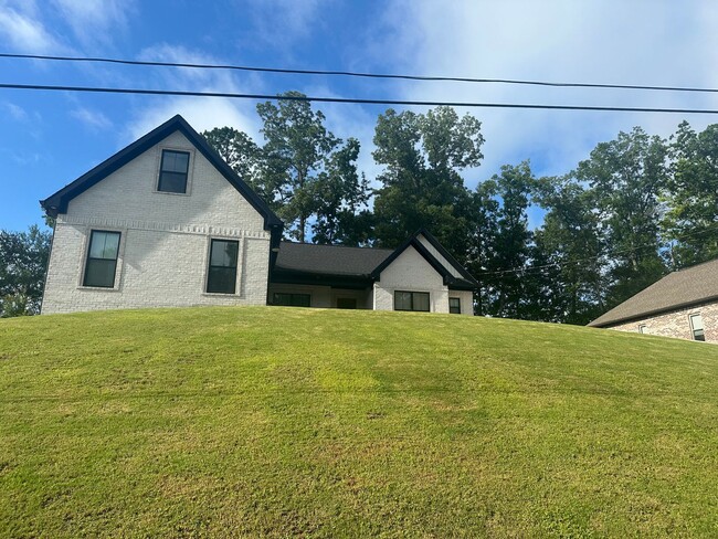 Building Photo - Stunning 4BR/2BA Home in Legacy Hill Estates