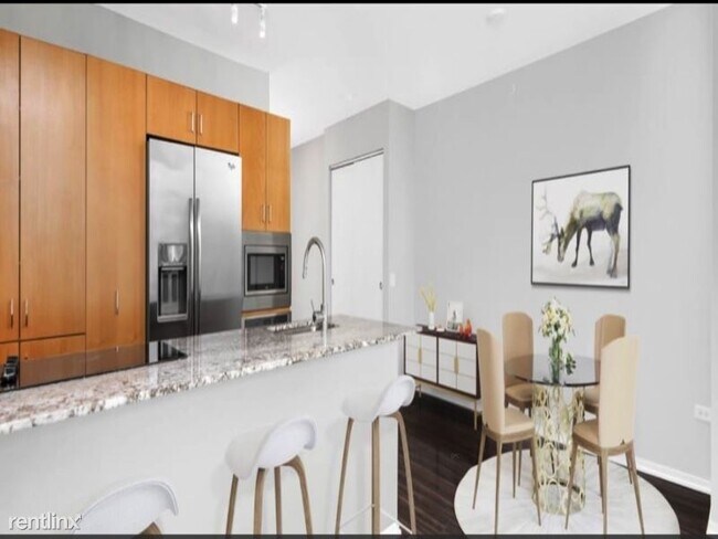 Building Photo - 1 br, 1 bath Apartment - 332 E Illinois St