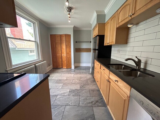 Building Photo - $0 DEPOSIT OPTION. CHARMING VICTORIAN TOWNHOUSE IN UPTOWN/CITY PARK WEST