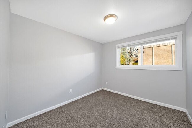 Building Photo - 3 bedroom 1 bath in heart of Milwaukie