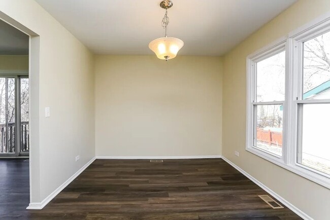Building Photo - 212 Whitewater Dr