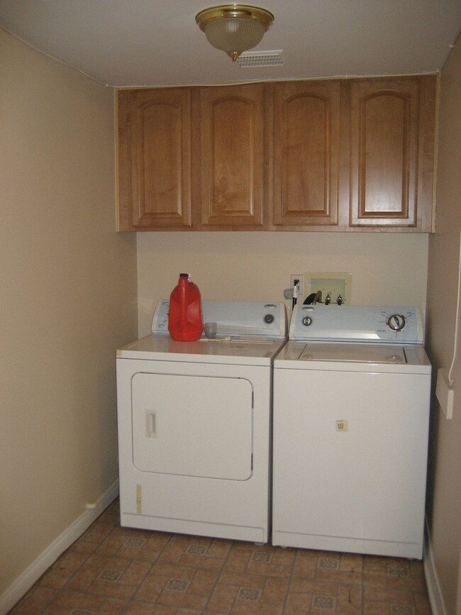 laundry area - 4489 Spencer St