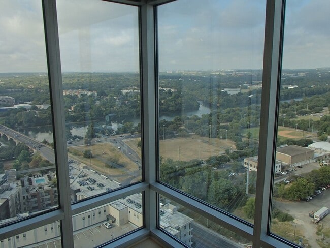 Building Photo - 1 Bedroom 1 Bath: Austin Condo