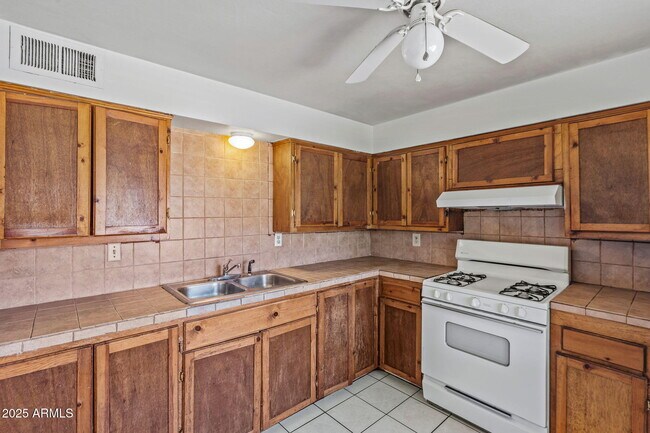 Building Photo - 555 S Bellview