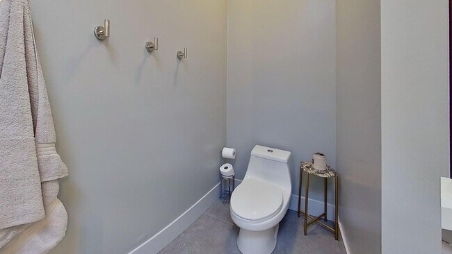 Building Photo - Waterfront Lido Island with Pool