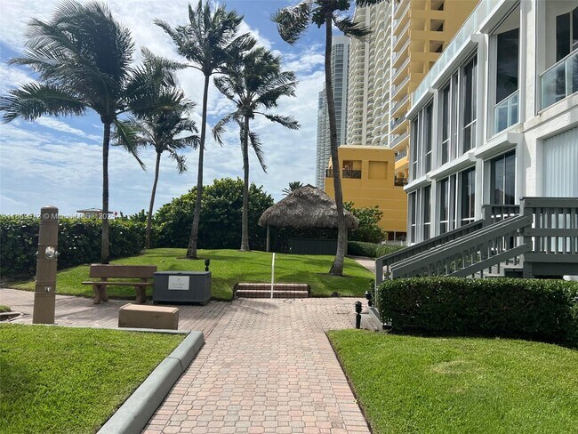 Building Photo - 16500 Collins Ave