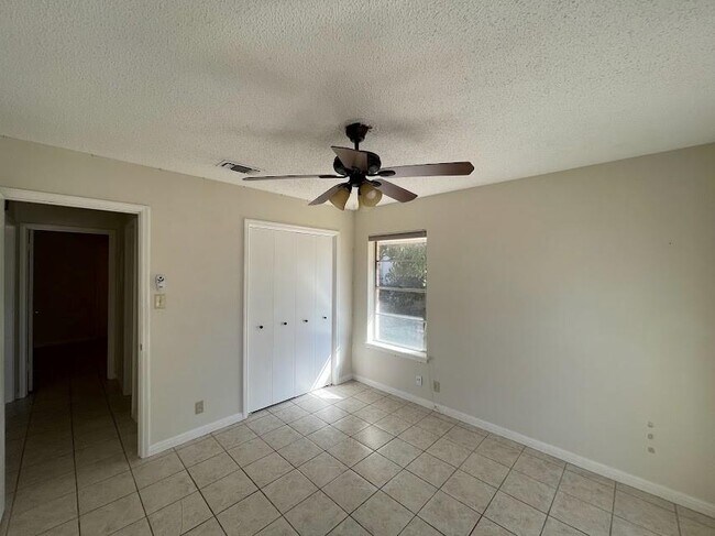 Building Photo - 2206 Kenbridge Dr