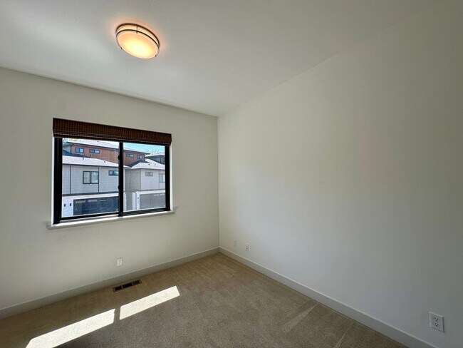 Building Photo - 4757 Kona Dr