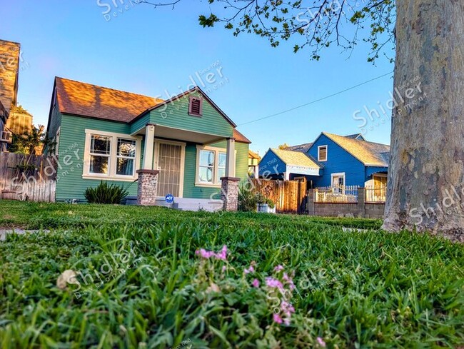 Building Photo - Upgraded Bungalow with Garage