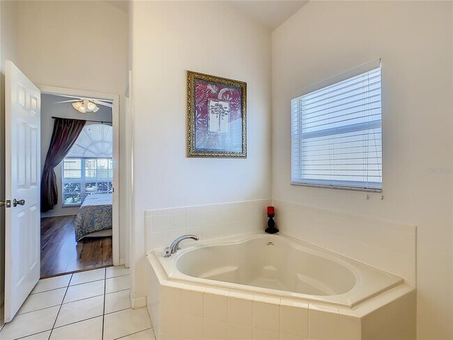 Building Photo - 16724 Rolling Green Dr